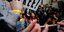Πολίτες με πλακάτ διαδηλώνουν κατά της κράτησης του Τζούλιαν Ασάνζ στη Βρετανία