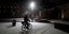 Άνδρας με ποδήλατο στο χιόνι στη Γαλλία