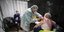 Νοσοκόμα χορηγεί το εμβόλιο κατά του κορωνοϊού σε πολίτη στη Γαλλία