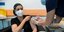 Γυναίκα κάνει το εμβόλιο για τον κορωνοϊό στη Χιλή