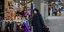 Γυναίκα με μάσκα σε αγορά της Λιθουανίας