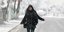 Γυναίκα περπατά στο χιόνι