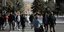 Πολίτες περπατούν στο κέντρο της Αθήνας με μάσκες για τον κορωνοϊό