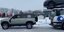Land Rover Defender «ξεκολλάει» νταλίκα 44 τόνων