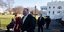 Ο Μάικ Πομπέο περπατά με συνοδεία έξω από τον Λευκό Οίκο