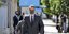 Ο Κυριάκος Μητσοτάκης περπατά έξω από το προεδρικό Μέγαρο φορώντας μάσκα