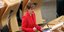Η Νίκολα Στέρτζιον στη Βουλή με κόκκινο συνολάκι