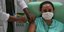 Νοσηλεύτρια κάνει το εμβόλιο για κορωνοϊό στην Βραζιλία
