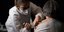 Νοσοκόμα κάνει το εμβόλιο για τον κορωνοϊό σε πολίτη στη Γαλλία