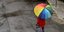 Γυναίκα κρατάει ομπρέλα στα χρώματα του ουράνιου τόξου