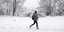 Πεζή περπατά στο χιόνι