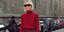 γυναίκα με πουλόβερ και γυαλιά στην εβδομάδα μόδας