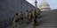 Στρατιώτες της εθνοφρουράς ανεβαίνουν σκαλιά στο Καπιτώλιο