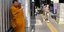 Ταϊλάνδη βουδιστής μοναχός με μάσκα