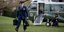 Ενας αξιωματικός της φρουράς Τραμπ κουβαλά τα βαλιτσάκια με τους πυρηνικούς κωδικούς