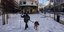 Κάτοικος της Μαδρίτης στην Ισπανία βγάζει βόλτα τον σκύλο του στη χιονισμένη πόλη