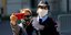 γυναίκα με μάσκα στην Αλβανία βγάζει σέλφι με αστυνομικό