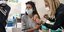 Γυναίκα λαμβάνει το εμβόλιο των Pfizer / BioNTech στη Ντιμόνα του νότιου Ισραήλ 