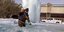 Εργάτης σπάζει τον πάγο σε παγωμένο συντριβάνι σε πόλη του Τέξας των ΗΠΑ