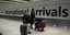 Ταξιδιώτες καταφθάνουν στο αεροδρόμιο Χίθροου στη Βρετανία