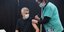Άνδρας λαμβάνει μια δόση του εμβολίου κατά του κορωνοϊού στη Βρετανία