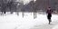 Ανδρας τρέχει υπό έντονο χιονιά στο Σικάγο των ΗΠΑ