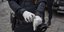 Άνδρας της αστυνομίας φορά προστατευτικά γάντια