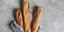 Λεπτή μακρόστενη φρατζόλα ψωμί, η γνωστή γαλλική μπαγκέτα