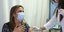 Γυναίκα εμβολιάζεται για τον κορωνοϊό