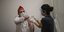 Εργαζόμενος στο σύστημα υγείας της Τουρκίας κάνει το εμβόλιο ενάντια στον κορωνοϊό