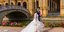 γάμος στη Σεβίλλη ζευγάρι νύφη και γαμπρός περπατούν