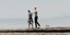 ζευγάρι περπατά στην παραλία