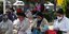 Γυναίκες πλέκουν σε παγκάκι στο Μεξικό
