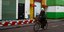 Ηλικιωμένη κάνει ποδήλατο σε δρόμο στην Ολλανδία