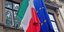 Ιταλική σημαία δίπλα στη σημαία της ΕΕ