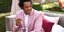 O Jay Z με ροζ κοστούμι πίνει σαμπάνια