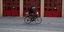 Άνδρας με ποδήλατο μπροστά από κόκκινη τζαμαρία στην Κύπρο