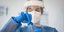 Νοσοκόμα παίρνει δείγμα για τεστ κορωνοϊού στη Γερμανία