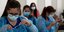 νοσοκόμες ετοιμάζουν εμβόλια της Sinovac Biotech