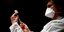 Γάλλος νοσοκόμος με εμβόλιο κατά του κορωνοϊού στα χέρια