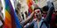 Διαδηλωτές ΛΟΑΤΚΙ με τη σημαία του ουράνιου τόξου στην Τουρκία