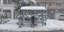 Ατομο στη στάση λεωφορείο εν μέσω χιονιά