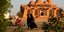 Ζευγάρι περπατά έξω από τζαμί στη Σαουδική Αραβία