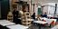 Σερβιτόροι μαζεύουν καθίσματα και τραπέζια μετά την απόφαση για νέο lockdown σε μεγάλο μέρος της Ιταλίας