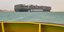 To μήκους 400 μ. φορτηγό πλοίο που προσάραξε στη Διώρυγα του Σουέζ
