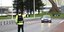 Αστυνομικός κάνει σήμα σε αυτοκίνητο στη Σκωτία