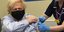 Ο Μπόρις Τζόνσον λαμβάνει την πρώτη δόση του εμβολίου για τον κορωνοϊού