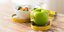 μήλο μπολ με σαλάτα και μια μεζούρα πάνω σε ένα τραπέζι