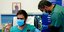 Νοσηλευτής στην Κύπρο κάνει το εμβόλιο ενάντια στον κορωνοϊό