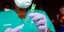 Νοσοκόμα κρατά φιαλίδιο με το εμβόλιο της AstraZeneca